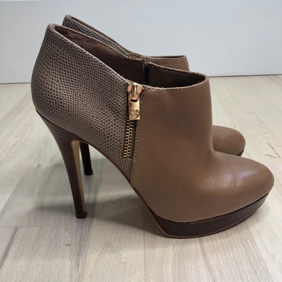 Michael Kors- York Booties Tan - Picture 1 of 5